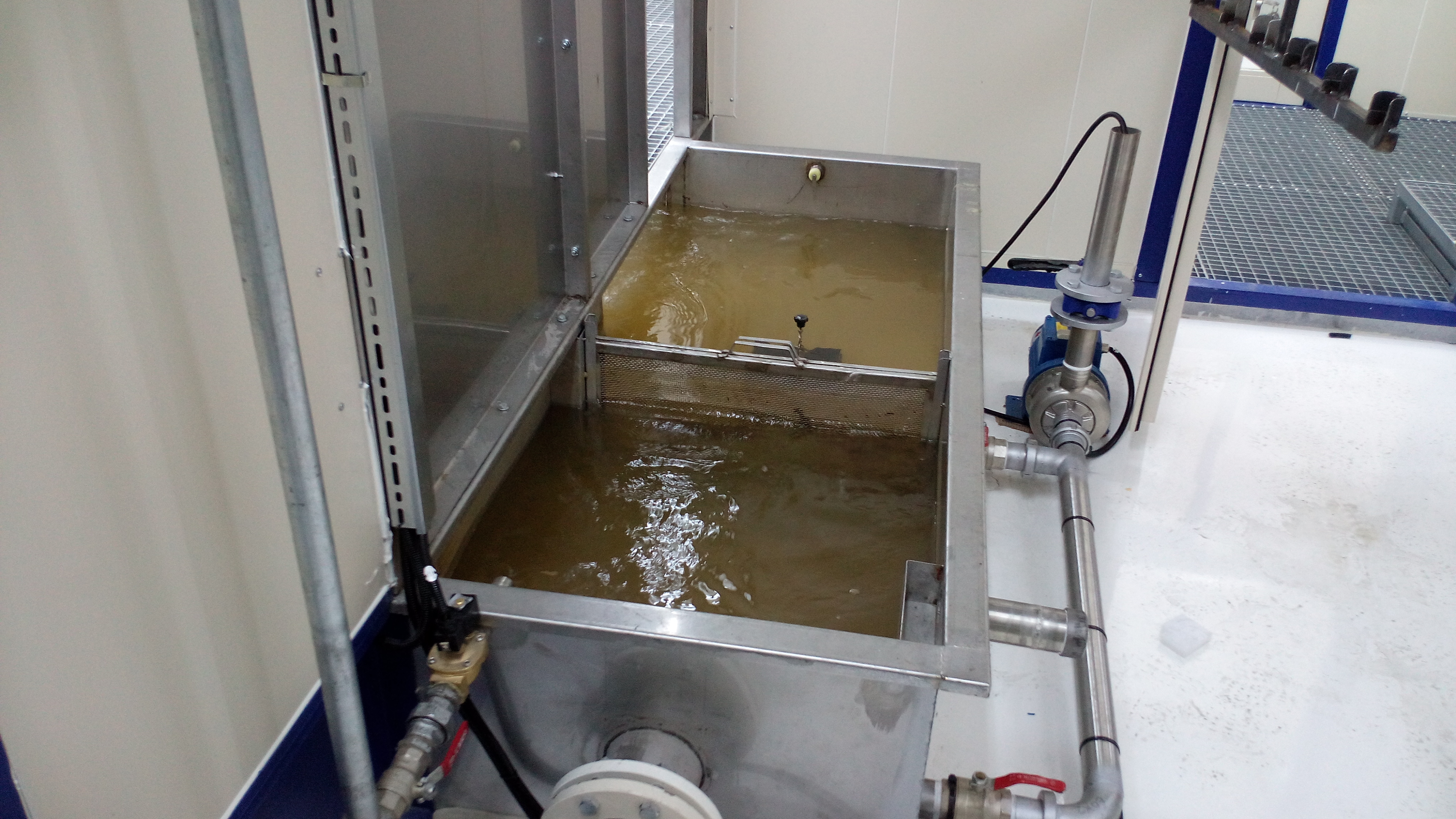 Su perdeli kabin için boya çamuru çıkarma sistemi